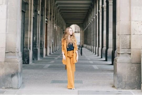 Sunny Day in Green Garden near Santa Fe with Helga Underwood